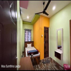 Ένα ή περισσότερα κρεβάτια σε δωμάτιο στο Maa Sumthira Lodge By StayApart