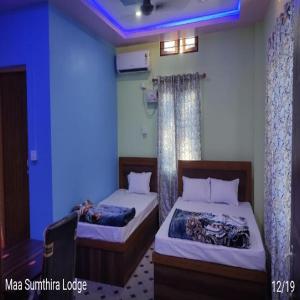 Ένα ή περισσότερα κρεβάτια σε δωμάτιο στο Maa Sumthira Lodge By StayApart