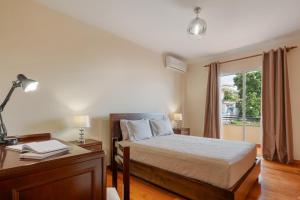 Postel nebo postele na pokoji v ubytování Freitas House by Homie + 26 fotografií