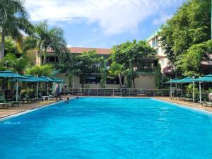 朱巴Glory Regency Hotel的建筑物前的一个大型蓝色游泳池