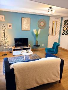 TV a/nebo společenská místnost v ubytování Le Dolce vita du centre Dole