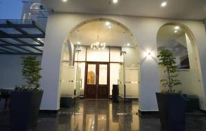 Η πρόσοψη ή η είσοδος του Su Casa Banquets and Hotel