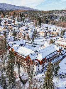 Luftblick auf eine schneebedeckte Stadt in der Unterkunft Hotel Bergo Resort & SPA in Szklarska Poręba