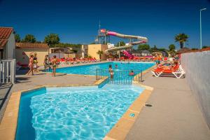 Swimmingpoolen hos eller tæt på Camping 4 étoiles - Parc aquatique - ccadfdf