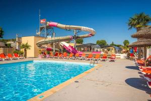 einen Pool mit Wasserrutsche in einem Resort in der Unterkunft Camping 4 étoiles - Parc aquatique - ccadfdf in Saint-Jean-de-Monts