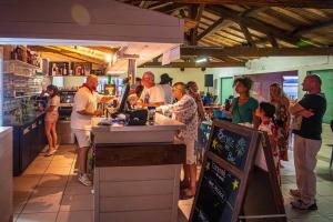 eine Gruppe von Personen, die an einem Tresen in einem Restaurant stehen in der Unterkunft Camping 4 étoiles - Parc aquatique - ccadfdf in Saint-Jean-de-Monts + 21 Fotos
