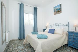 En eller flere senge i et værelse på Rancho Nicolás + 26 billeder