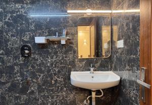 Phòng tắm tại Kaarthik Residency