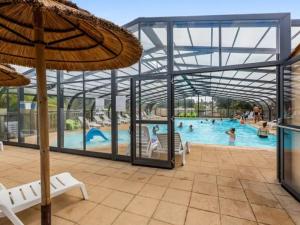 Camping 3 étoiles - Piscine - ccbafeb في Avrillé: مسبح فيه ناس في الماء