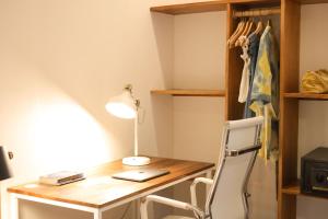 圣塔特蕾莎海滩Outsite Santa Teresa Playa的一张桌子,房间里配有一盏灯和一把椅子