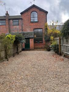 Κήπος έξω από το Unique garden flat in converted chapel - Hungerford