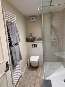 Ένα μπάνιο στο Unique garden flat in converted chapel - Hungerford +3 φωτογραφίες