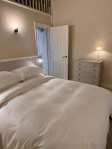 Ένα ή περισσότερα κρεβάτια σε δωμάτιο στο Unique garden flat in converted chapel - Hungerford