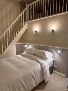 Ένα ή περισσότερα κρεβάτια σε δωμάτιο στο Unique garden flat in converted chapel - Hungerford