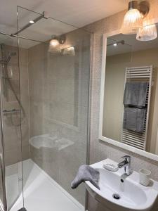 Ένα μπάνιο στο Unique garden flat in converted chapel - Hungerford