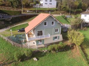 une vue aérienne d'une maison avec un toit dans l'établissement Le Chalet Vert entre nature et animations, à La Bresse