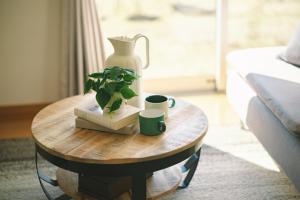 a coffee table with a vase and a plant on it at 阿蘇ビューテラス in Aso