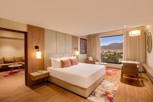 Ένα ή περισσότερα κρεβάτια σε δωμάτιο στο Lemon Tree Hotel, Mall of Dehradun, Dehradun +69 φωτογραφίες