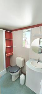 une salle de bains avec toilettes et lavabo dans l'établissement Camping 3 étoiles - Parc aquatique - ccbbeec, à Beaumont-du-Périgord
