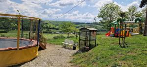 Herní místnost nebo prostor pro děti v ubytování Camping 3 étoiles - Piscine - ccbbedh