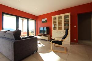 Et tv og/eller underholdning på Gîte Au Camp de Base vue panoramique