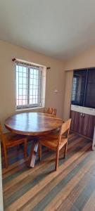 科代卡纳尔Raja Home Stay的房间里的餐桌和椅子