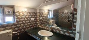 科代卡纳尔Raja Home Stay的浴室里有洗手池和镜子 更多17张照片