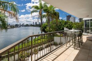 ゴールドコーストにあるPalms on Gold - Sun, Swims & Riverside Viewsの川とヤシの木の景色を望むバルコニー