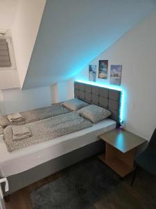 Giường trong phòng chung tại BK Apartment