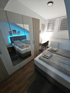 Giường trong phòng chung tại BK Apartment