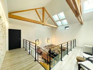 ein ausgebautes Dachgeschoss mit Treppe und schwarzer Tür in der Unterkunft "La Petite Félixière" à 25 min du Puy du Foù, 10 min de Cholet, et 35 min de Nantes in Saint-André-de-la-Marche