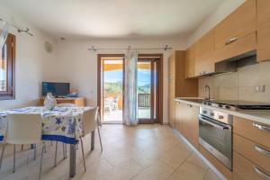 Η κουζίνα ή μικρή κουζίνα στο Casa Lucia San Teodoro 1