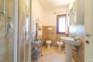 Ένα μπάνιο στο Casa Lucia San Teodoro 1