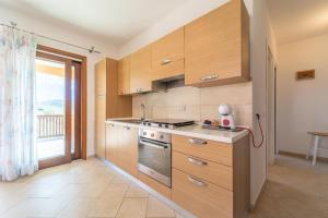 Η κουζίνα ή μικρή κουζίνα στο Casa Lucia San Teodoro 1 +12 φωτογραφίες