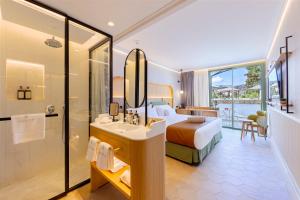 Voodi või voodid majutusasutuse Alcázar Hotel Sóller toas +46 fotot