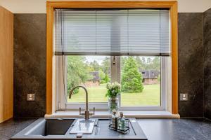 une cuisine avec une fenêtre, un évier et un évier dans l'établissement Spacious Gleneagles Apartment,  38 autres photos