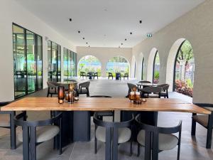 邦涛海滩Condo 1 BR at The Title Legendary near Bangtao Beach的有一张大桌子和几把椅子的餐厅