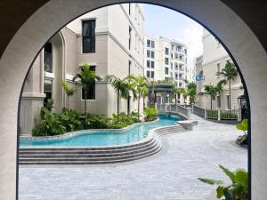 邦涛海滩Condo 1 BR at The Title Legendary near Bangtao Beach的拱门,在一座带游泳池的建筑中