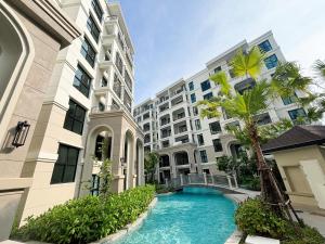 邦涛海滩Condo 1 BR at The Title Legendary near Bangtao Beach的建筑物中间的游泳池 更多7张照片