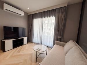 邦涛海滩Condo 1 BR at The Title Legendary near Bangtao Beach的配有沙发和平板电视的客厅