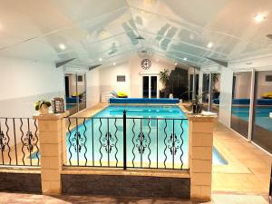 une piscine dans une maison avec une clôture dans l'établissement "La Petite Félixière" à 25 min du Puy du Foù, 10 min de Cholet, et 35 min de Nantes, à Saint-André-de-la-Marche