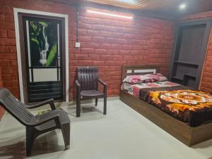 Giường trong phòng chung tại Clay Canvas