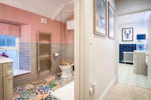 Ένα μπάνιο στο The Retreat - 5 Bedroom House - Horton +87 φωτογραφίες