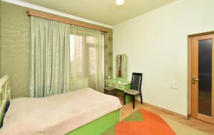 Giường trong phòng chung tại Sunny apartment in Glendel