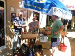 eine Gruppe von Personen, die unter einem Schirm stehen in der Unterkunft Chalet 3 étoiles - Piscine - ccaibfi in Saint-Jean-du-Gard
