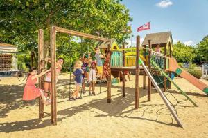 Herní místnost nebo prostor pro děti v ubytování Camping 4 étoiles - Parc aquatique - eei0fi