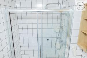 Phòng tắm tại Spacious 5-Bed Apartment for Groups · Free Parking +44 ảnh