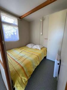 ein kleines Schlafzimmer mit einem Bett und einem Fenster in der Unterkunft Camping 3 étoiles - Piscine - ccbbedh in Durfort + 33 Fotos