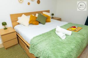 Giường trong phòng chung tại Spacious 5-Bed Apartment for Groups · Free Parking