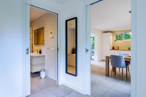 Zimmer mit einem Spiegel und einem Esszimmer in der Unterkunft Hello Zeeland - Vroonweg 34 in Oostkapelle + 18 Fotos